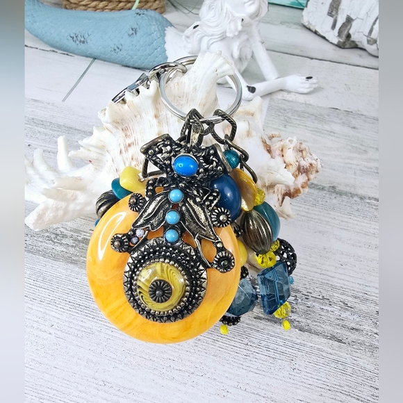 Handmade Yellow Vintage Purse Charm / Keychain - Picture 4 of 8
